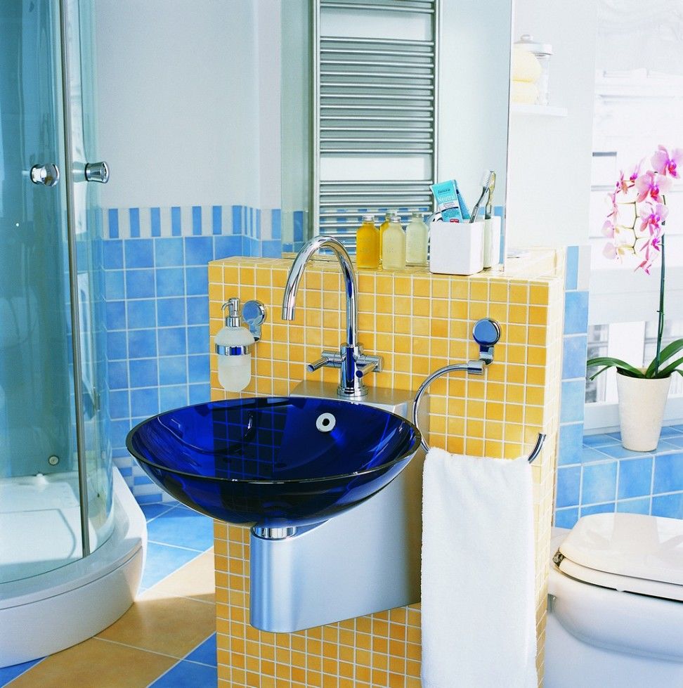 Использование яркой сантехники в дизайне ванной комнаты