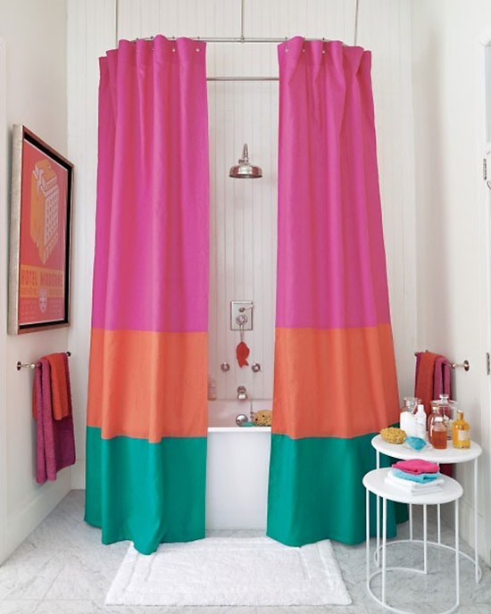 Яркие шторы для ванной