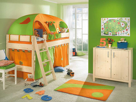 Маленькая детская комната в зелено-оранжевом цвете