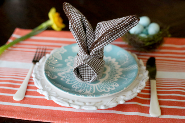 Easy-table-decoration-ideas-Bunny-fold-napkins-for-Easter-tutorial