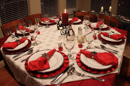 interior-design-ideas-dining-room-wonderful-red-christmas-dinner-table-decoration-with-red-candle-and-white-plate-with-red-napkins-with-silver-snowflake-ring-beautiful-christmas-dinner-table-decorati