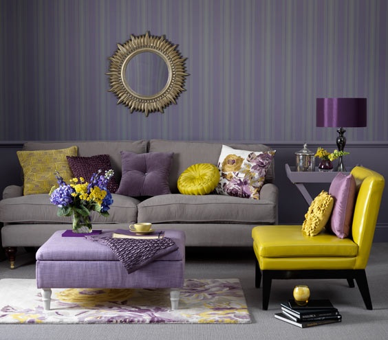 Фиолетовый с желтым в интерьере гостиной