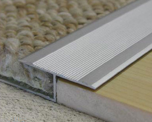 Оформление стыка между напольными покрытиями с помощью алюминиевого порожка