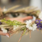 Фото 27: Венок из колосков с полевыми цветами