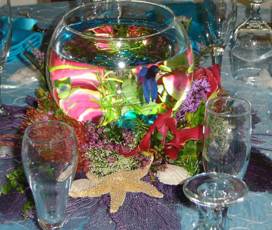Аквариум с рыбками как украшение свадебного стола