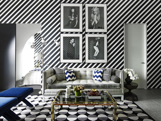 Черно-белый интерьер гостиной комнаты
