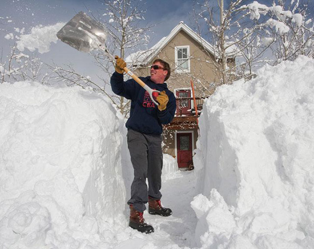 Вместо того, чтобы купить снегоуборочную технику, мужчина самостоятельно борется с разгулом стихии