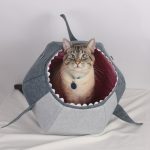 Фото 71: Лежанка в виде акулы для котика
