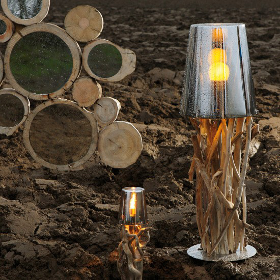 Настольная лампа с использованием декора из дерева в интерьере