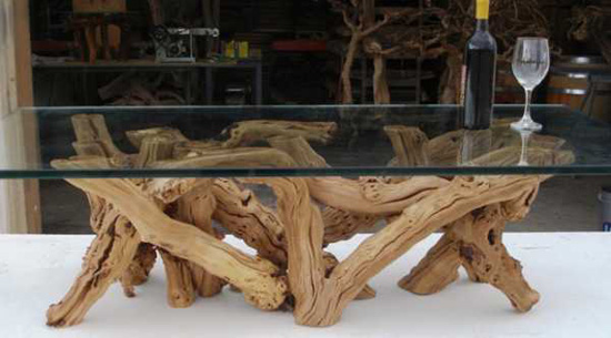 Основание столика из затвердевшей лозы - прекрасный вариант декора из дерева в интерьере