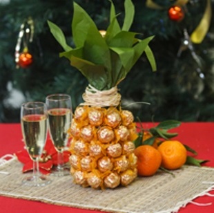 Новогодний декор бутылки ананас