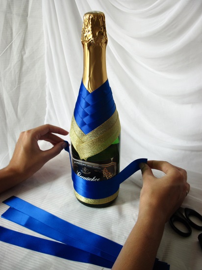 украшение бутылки шампанского лентами