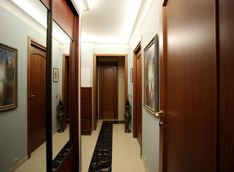 Мебель для длинного узкого коридора в квартире