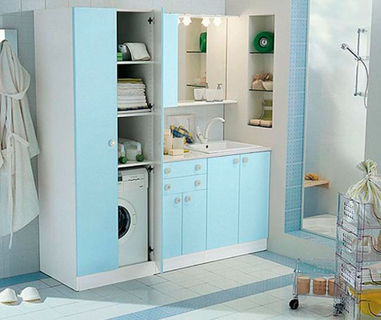 В маленькой ванной комнате стиральную машину можно спрятать в шкаф