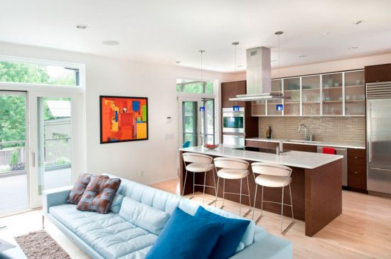 Зонировать кухню-гостиную можно при помощи цвета мебели