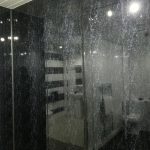 Фото 26: Черные фактурные панели для ванной
