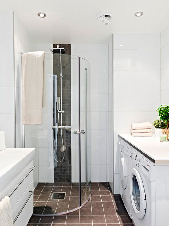 Улучшить дизайн ванной комнаты маленького размера могут прозрачные стенки душа