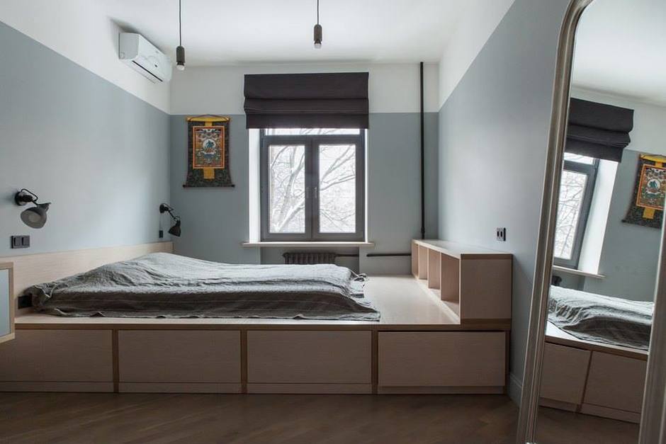 Использование подиума в дизайне маленькой спальни