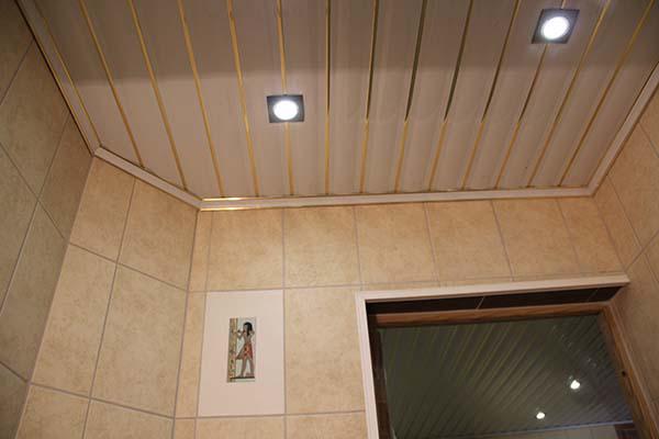 реечный потолок в ванной отделка