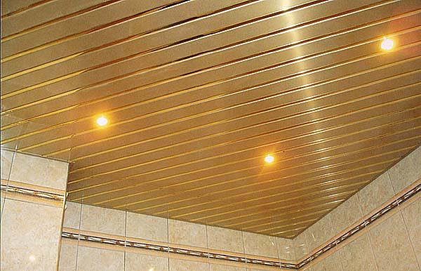 реечный потолок в ванной с подсветкой