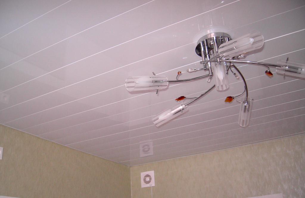 реечный потолок с лампой