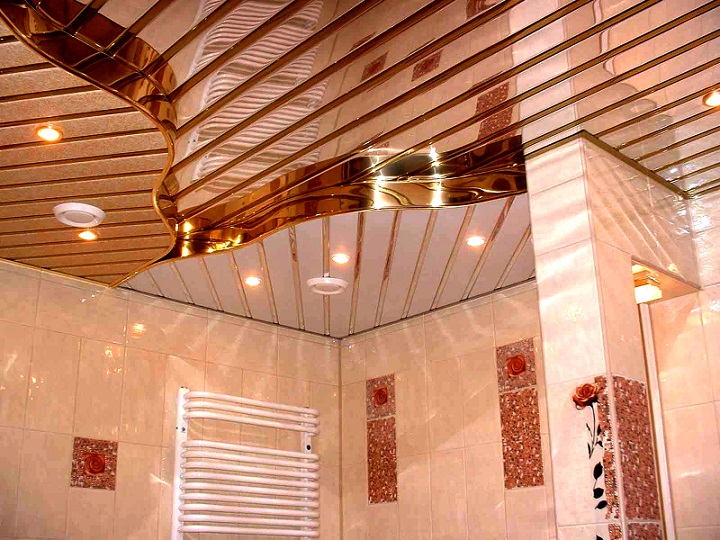 Элитный реечный потолок вполне уместен и в небольших пространствах хрущевок