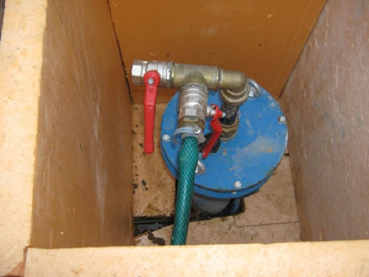 Тройник на верхнем фланце оголовка для скважины обеспечивает удобную разводку воды потребителям