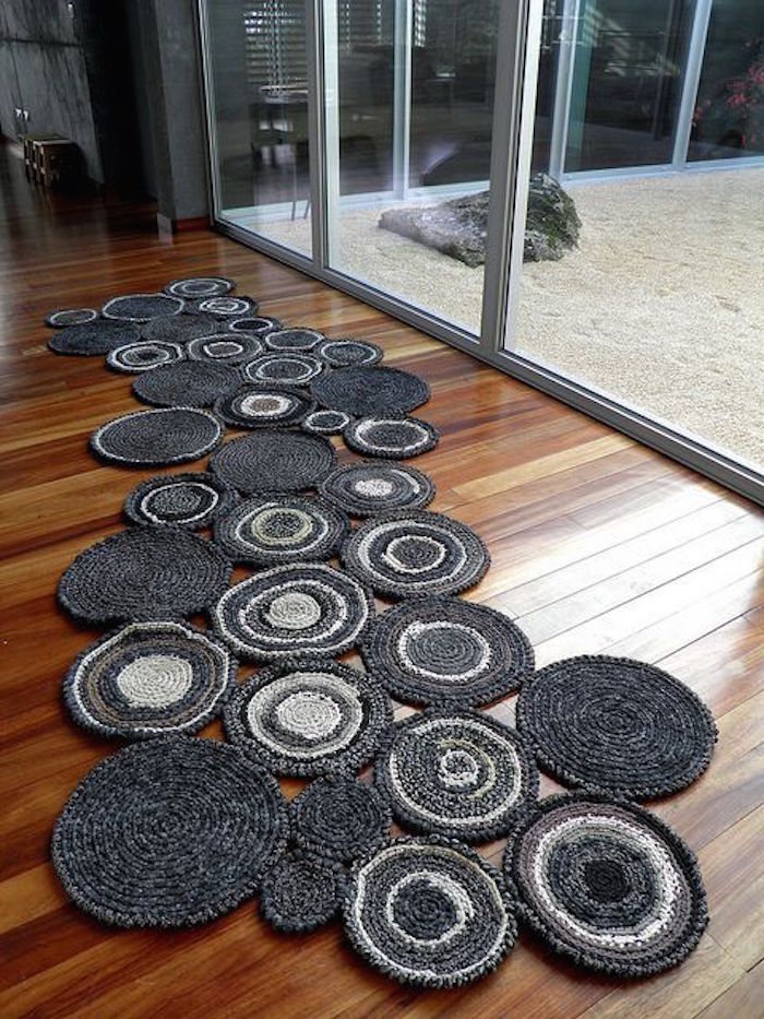 Необычный коврик в виде соединенных дисков из ткани