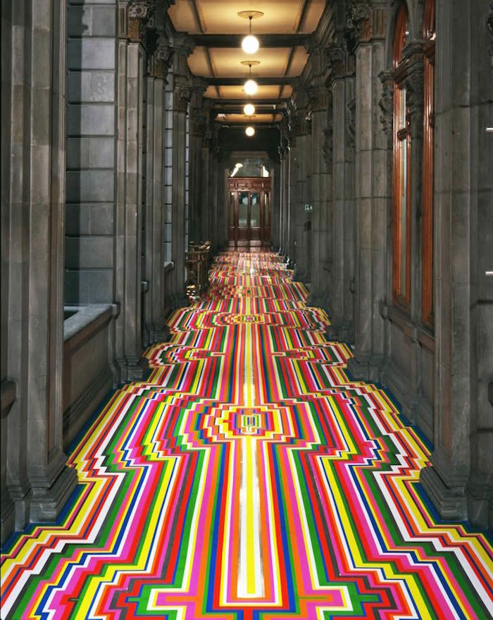 Сюрреалистичный длинный готичный коридор с безумно ярким ковром