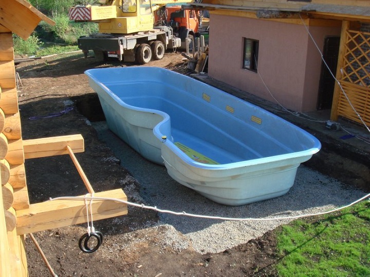 Полимерная чаша бассейна значительно сокращает время строительства, позволяет избежать ошибок бетонирования