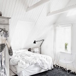 Фото 377: Неубранная кровать в мансардной спальне со странным грубым ковром