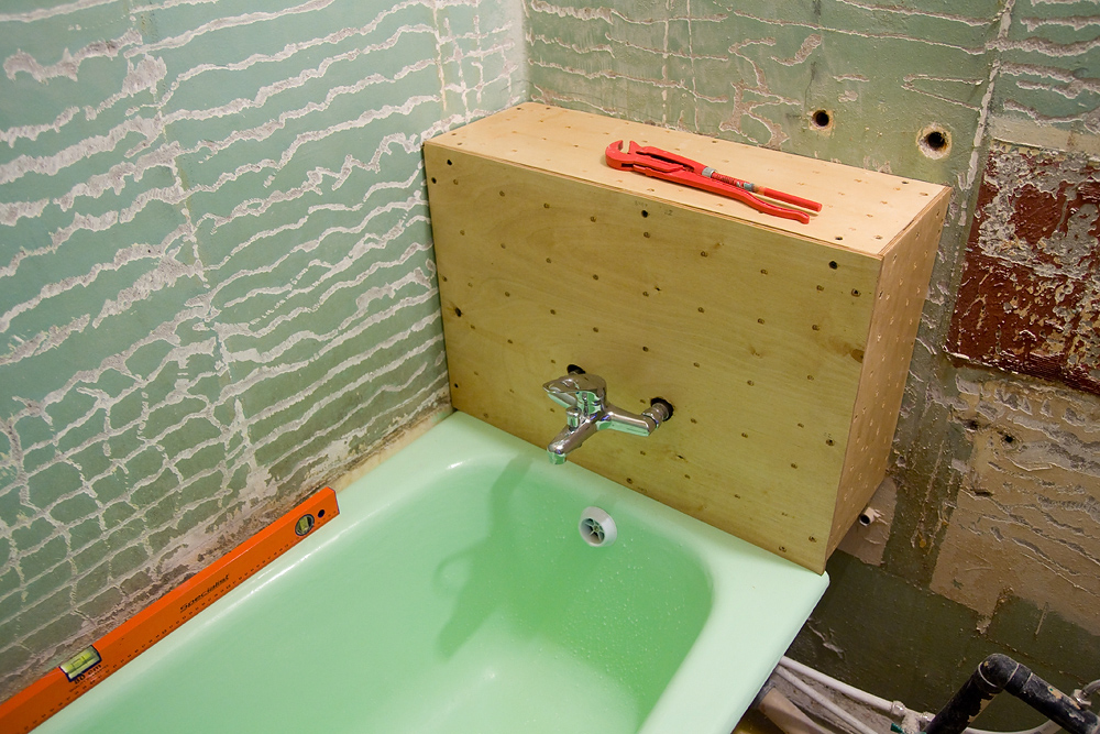 Ванная комната стояк. Короб для смесителя в ванной. Короб под смеситель в ванной. Короб для труб в ванной. Короб для крана в ванной.