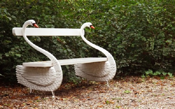 Декоративные стойки лавочки в виде лебедей изготовлены самостоятельно