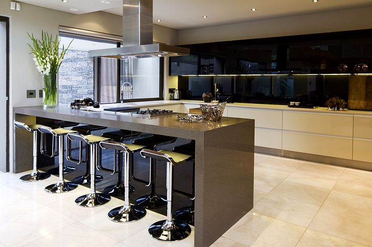 Дорогая современная кухня в черно-белых цветах 2015 год