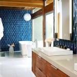 Фото 8: Сине-деревянный кафель для ванной комнаты