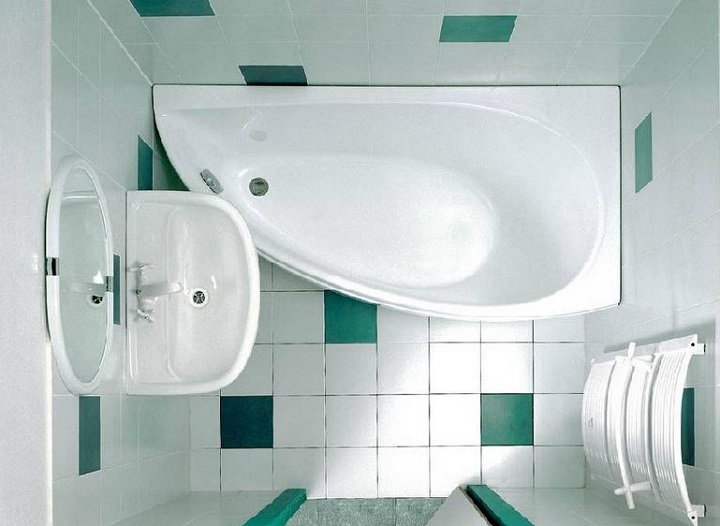 Угловая ванна экономит рабочее пространство ванной хрущевки без снижения комфортности эксплуатации