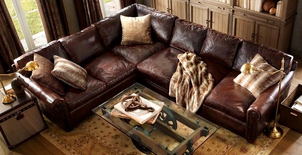 Большой коричневый диван фото