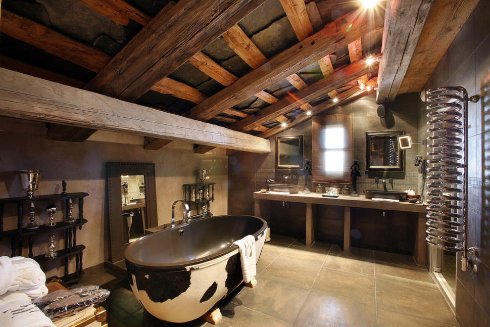 Ванная в деревянном доме на мансарде