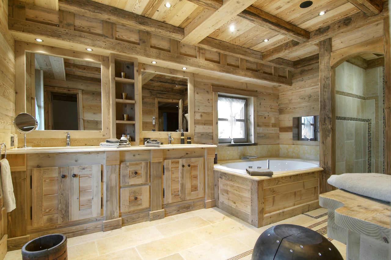 Дизайн ванной в деревянном доме в стиле шале