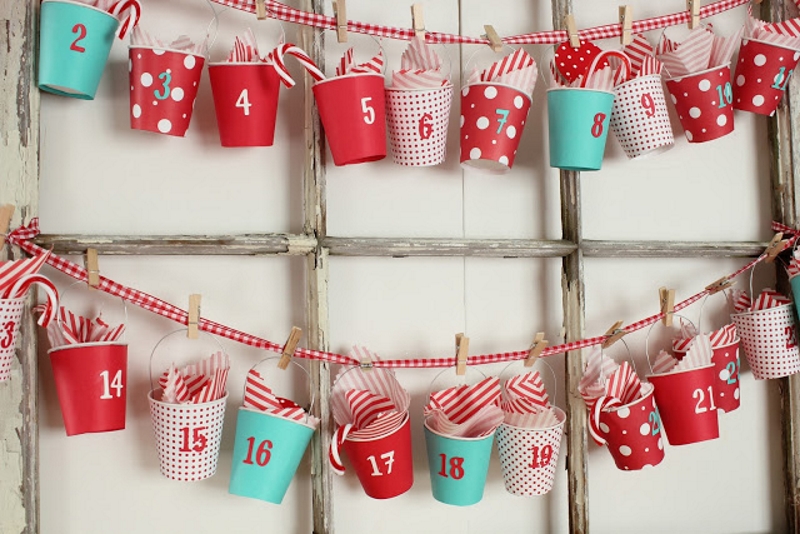 Можно использовать стаканчики в качестве рождественского евент-календаря, оформив его цифрами и положивнебольшие подарки внутрь