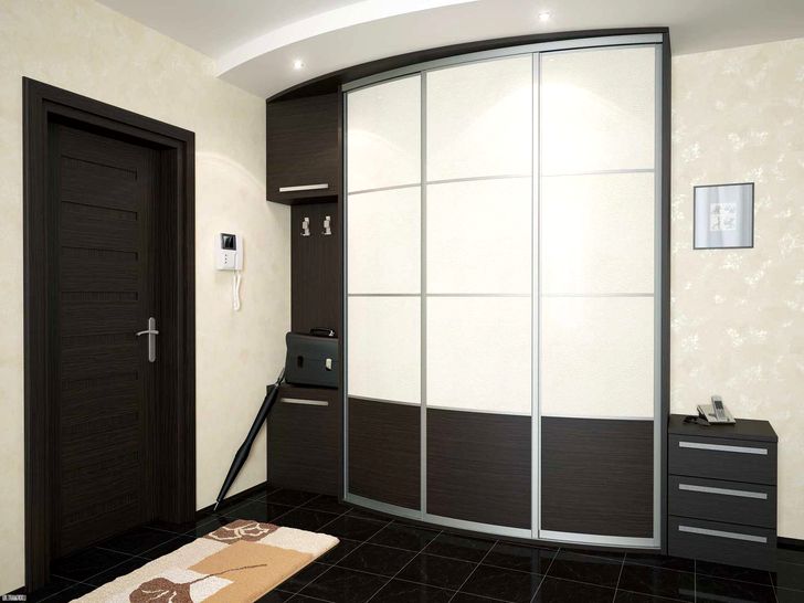 Встроенный шкаф с черно-белыми дверями