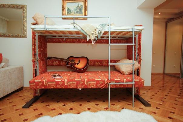 Двухярусный диван оранжевого цвета