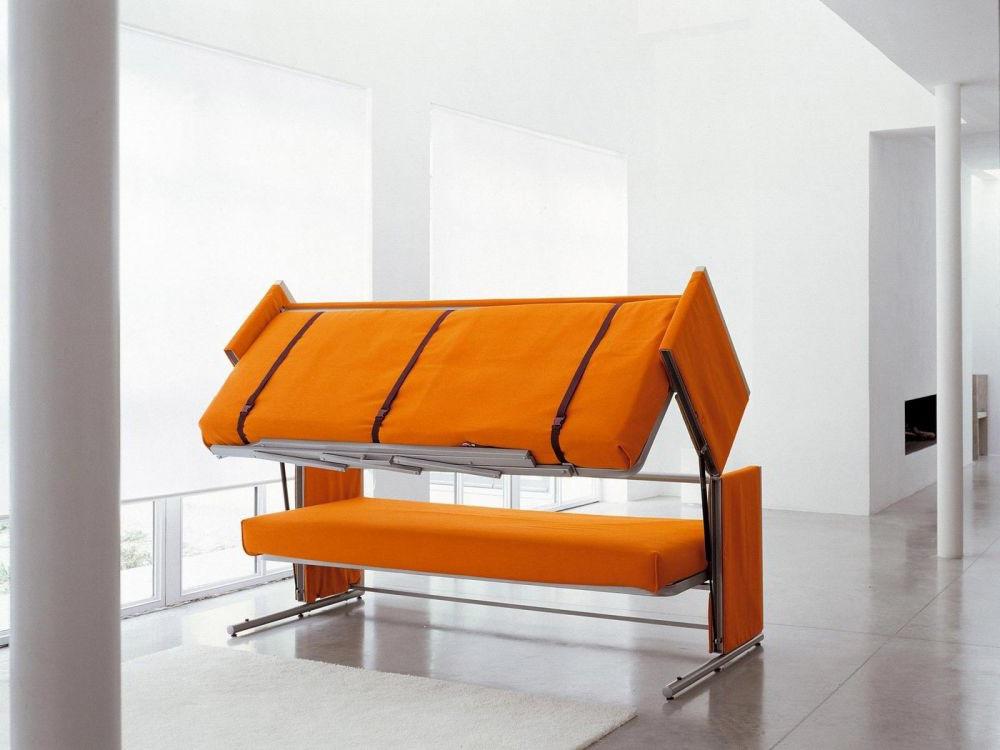 Оранжевый диван в момент раскладывания