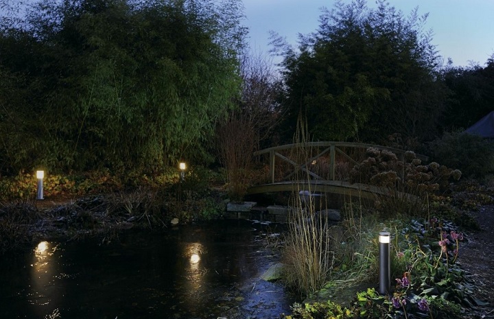 Подсветка садового мостика