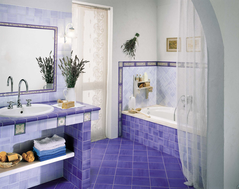 Дизайн ванной комнаты с помощью фиолетовой плитки