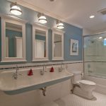 Фото 37: Комбинирование плитки и краски в ванной