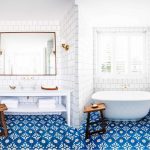 Фото 45: Сочетание плитки с рисунком и белой плитки в ванной комнате