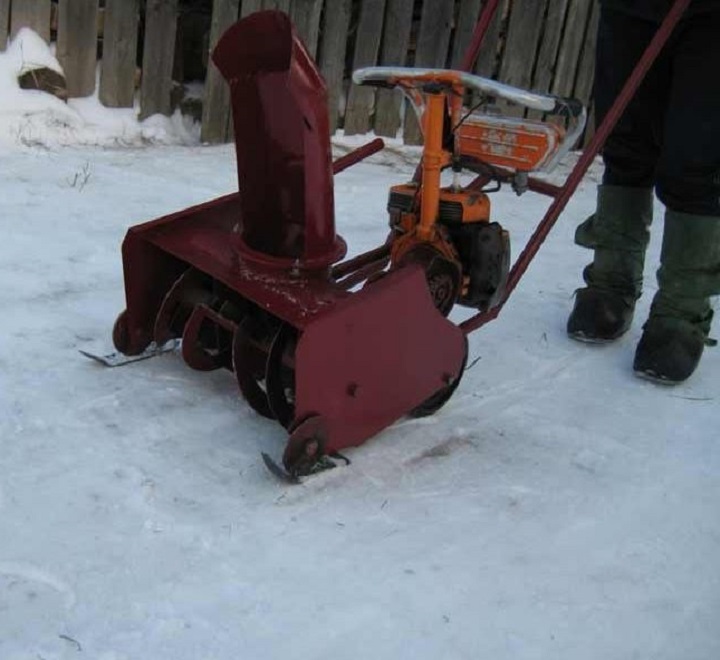 Цепная передача в самодельном снегоуборщике используется при выборе бензопилы его приводом