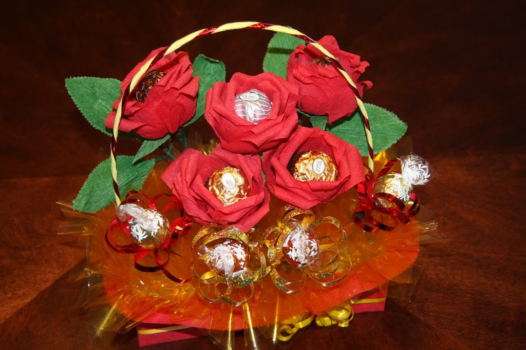Цветы из крепа в корзинке с конфетами в основании