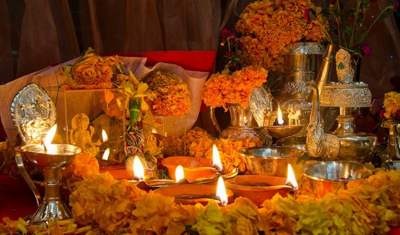 Ритуальное оформление бархатцами на празднике огня в Индии